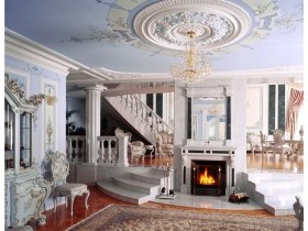 Гостиная с камином в стиле барокко