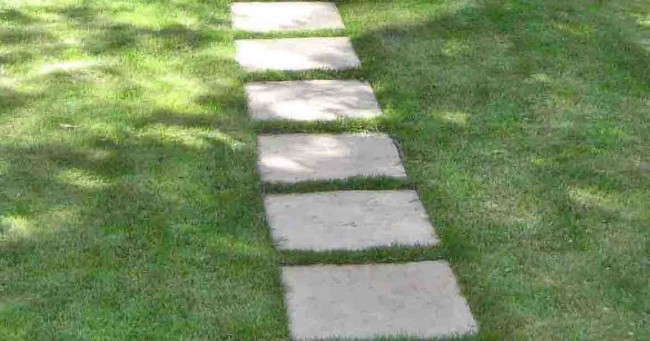 Садовая дорожка из бетонных плит