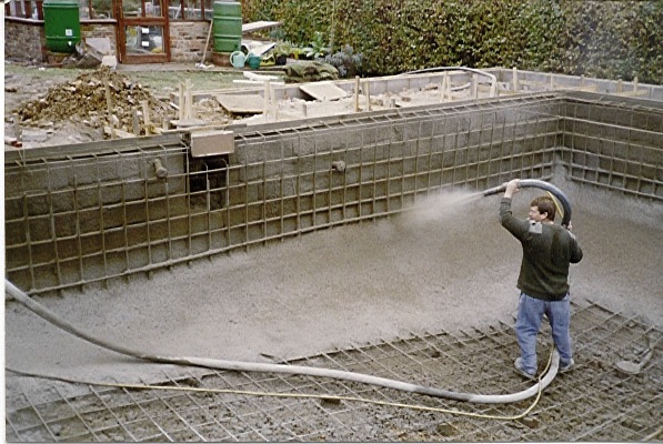 Армирование чаши и набрызг бетонного раствора (как вариант)
