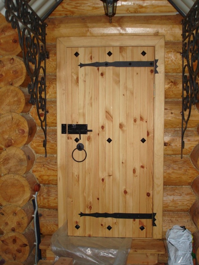 Деревянные двери в баню