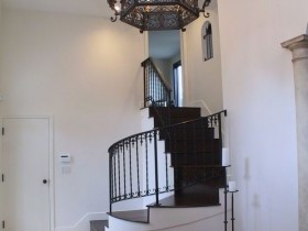 Дизайн лестницы и люстры в готическом стиле