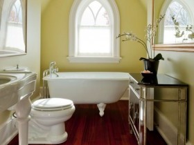 Окно в ванной в стиле готика