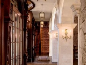 Интерьер коридора в готическом стиле