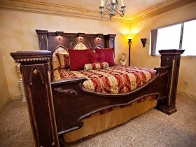 Пример кровати в готическом стиле