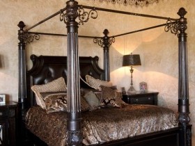 Кровать в спальне стиля готика