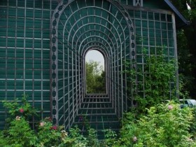 Садовая иллюзия с помощью зеркал