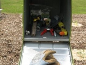 Использование почтового ящика для хранения садового инвентаря