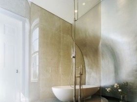 Креативный дизайн ванной в стиле хай-тек