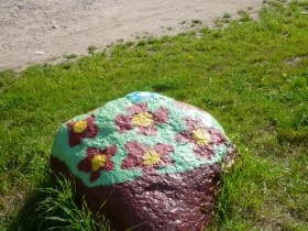Пример раскрашенного камня для сада