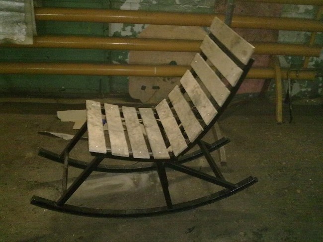 Кресло-качалка из дерева и металла 