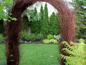 Садовая арка из лозы