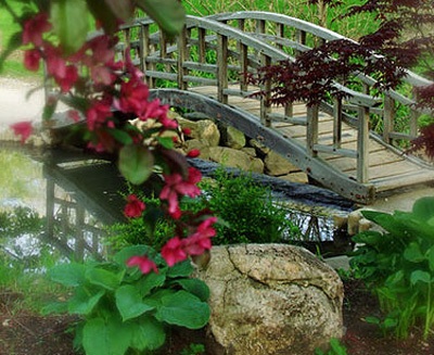 Садовый мостик на дачном участке
