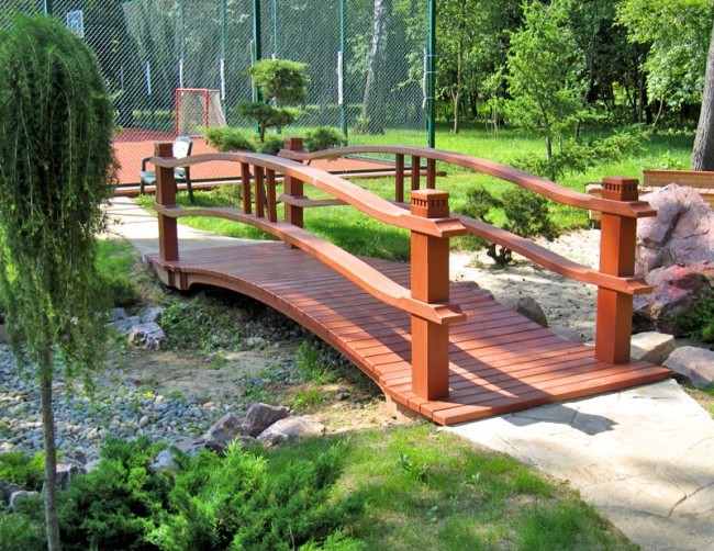 Деревянный садовый мостик 