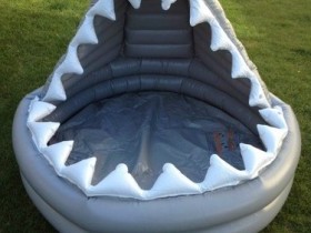 Надувной бассейн в виде акулы