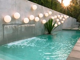 Открытый бассейн с креативной подсветкой