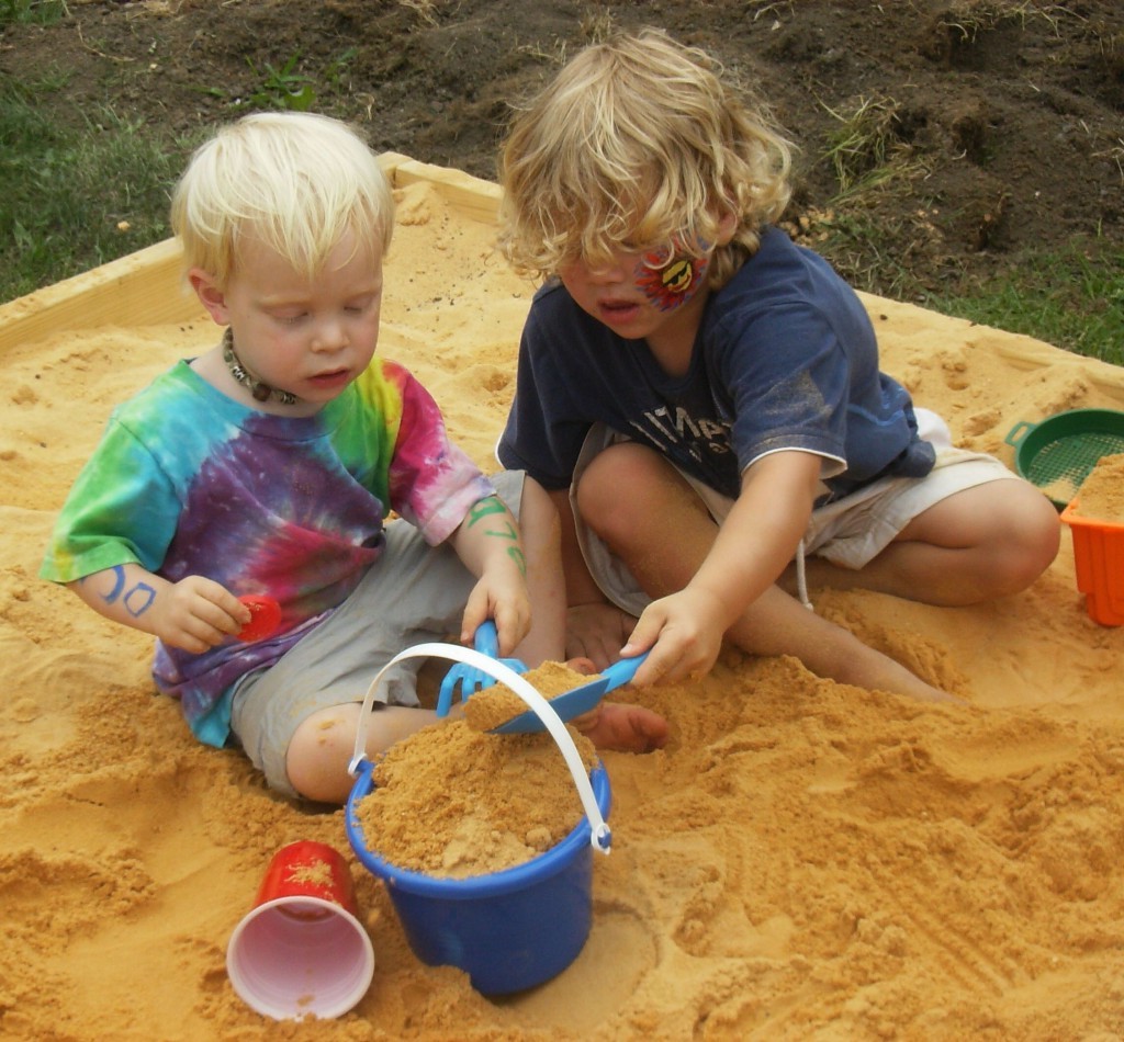 Стационарная песочница для детей