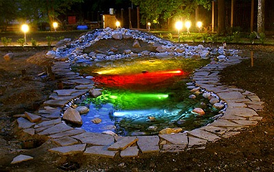 Креативная подсветка дачного фонтана