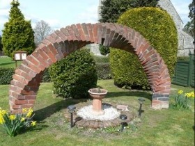 Оригинальная кирпичная арка в саду