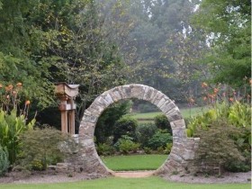 Садовая арка из природного камня