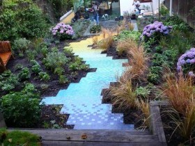 Садовая дорожка из разноцветной плитки