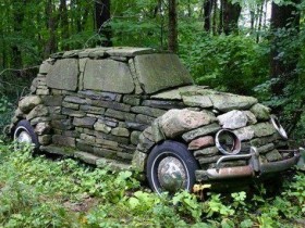 Старенький автомобиль из камней