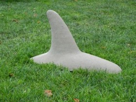 Идея бетонной садовой фигурки в виде акулы