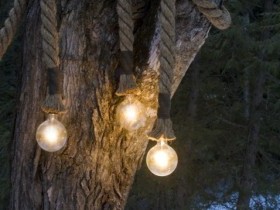 Идея подвесных светильников в саду