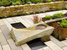 Садовый фонтан из природного камня