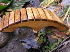 Садовый мостик из дерева