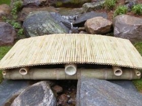 Садовый мостик из бамбука