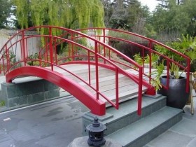 Садовый мостик из металла и дерева