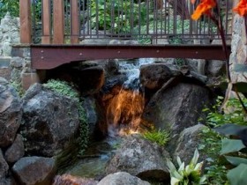 Садовый мостик через ручей