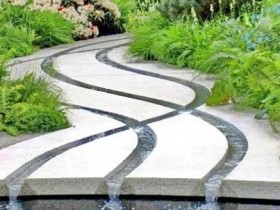 Современный дизайн садового ручья