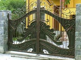 Ворота на даче из металла