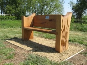 Деревянная садовая скамейка