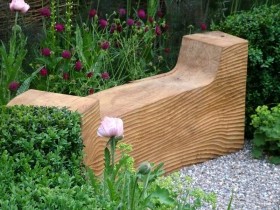 Необычная садовая скамья из дерева