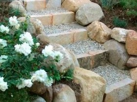 Лестница в саду из камня и гравия