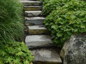 Садовая лестница из каменных глыб