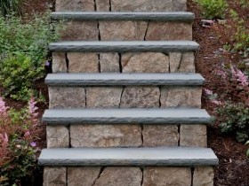 Самодельная лестница в саду из камня