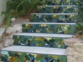 Садовая лестница с мозаикой