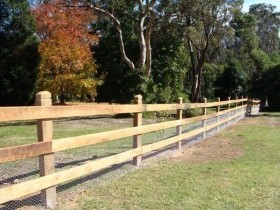 Простой деревянный забор