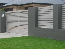 Стильный забор из бетона и пластика