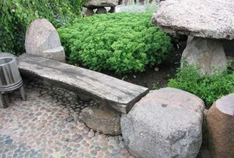 Необычная садовая скамейка из валунов своими руками