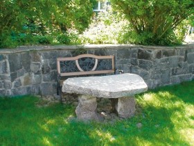 Каменный столик в саду