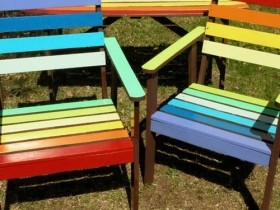 Разноцветные стулья со столиком