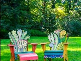 Расписанные садовые стулья