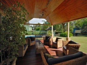 Деревянная терраса с садовой мебелью