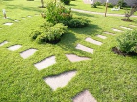 Комбинированная садовая дорожка: трава с природным камнем
