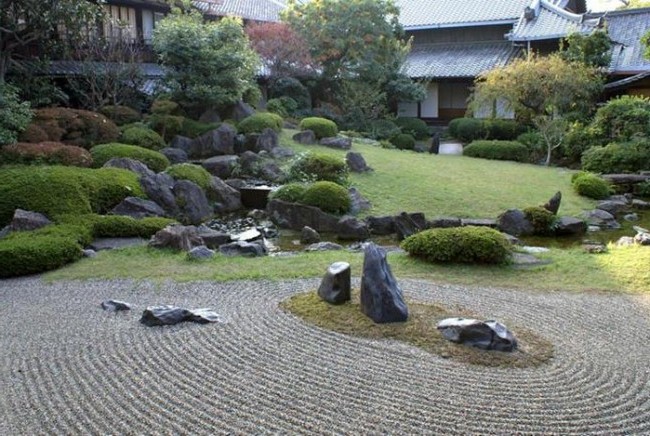 Водная поверхность в каменном саду