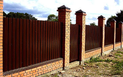 Забор для дачи из профнастила